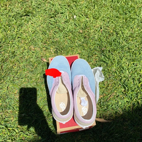 Vans - Picture 3 of 4